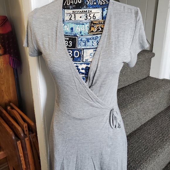 ROLLER COASTER~ GRAY SHORT SLEEVE V-NECK WRAP DRESS! - Picture 3 of 16